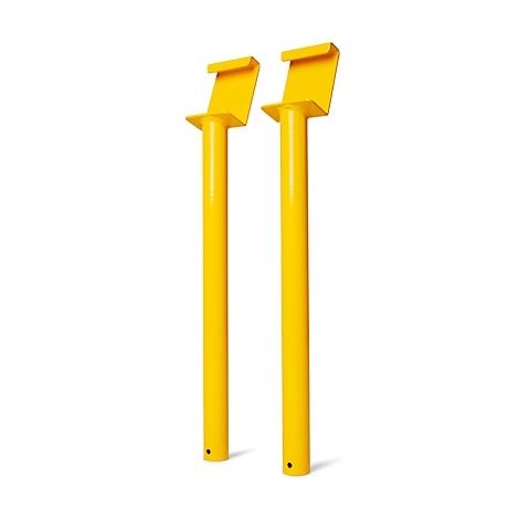 Twee gele, metalen buizen met platformen en hoeken aan de bovenkant, tegen een witte achtergrond.