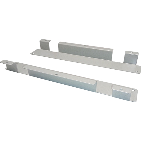 Mehrere metallische Halterungen in Hellgrau; schräg von oben fotografiert.