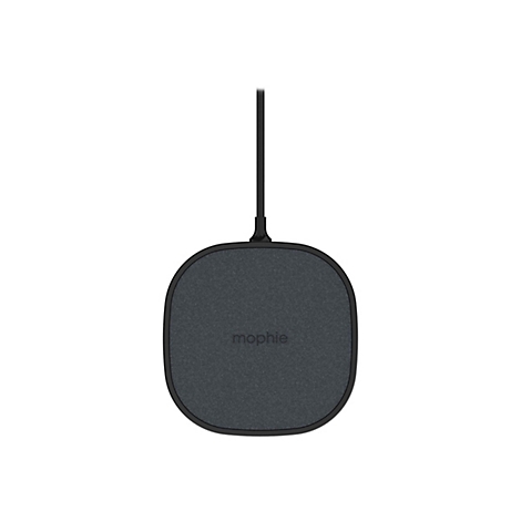 Drahtloses Ladegerät, quadratisch, mit schwarzem Stoff bedeckt. Oberhalb ist ein schwarzes Kabel zu sehen.