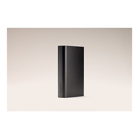 Ein schwarzes, rechteckiges Ladegerät mit dem Schriftzug "mophie" steht aufrecht. Es hat einen hellbraunen Hintergrund.