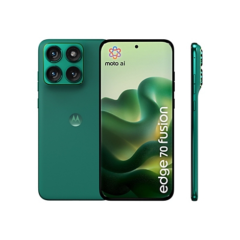 Grünes Smartphone, Vorder- und Seitenansicht. Rückseite mit Kamera, Logo. Bildschirm mit Moto Ai Logo und Landschaft. Aufschrift "edge 70 fusion".