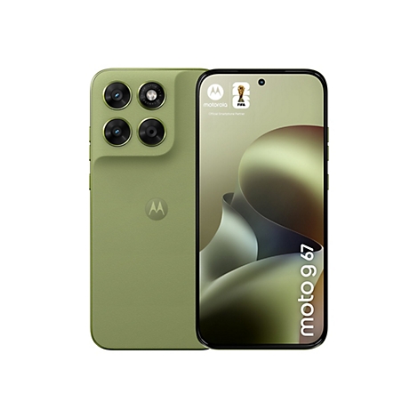 Hellgrünes Smartphone mit drei Linsen und Display. Auf dem Display steht "moto 9 67" und ein FIFA-Logo.