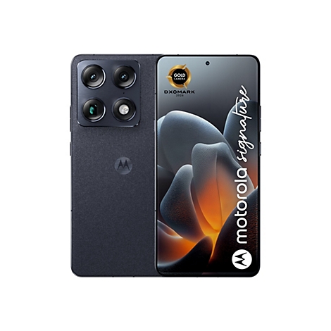 Dunkelgraues Smartphone mit vier Objektiven und „motorola signature“ Schriftzug. Auf dem Display: abstrakte Formen und das DxOMark-Logo.