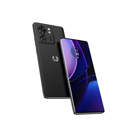 Zwei schwarze Smartphones. Eines ist leicht geneigt, das andere aufrecht, mit Uhrzeit auf dem Display. Auf der Rückseite sind zwei Objektive und ein Motorola-Logo zu sehen.