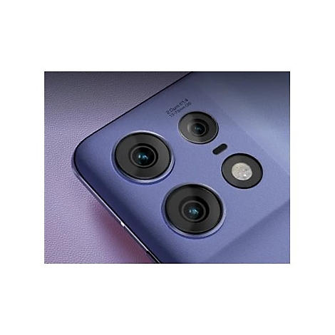 Nahaufnahme der Rückseite eines lila Smartphones mit vier Kameras.