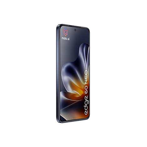 Ein dunkelblaues Smartphone, leicht von der Seite, vor weißem Hintergrund. Auf dem Bildschirm sind Schriftzüge und eine abstrakte Grafik zu sehen.