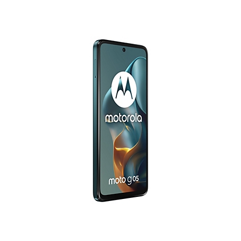 Ein Mobiltelefon Motorola Moto g05, grün, leicht schräg, vor weißem Hintergrund. Das Display zeigt das Motorola-Logo und eine abstrakte Grafik.