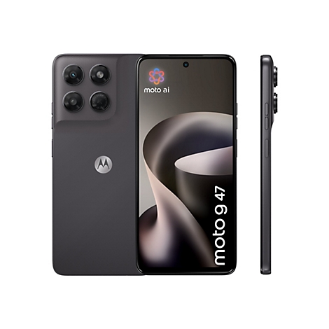 Dunkelgraues Motorola moto g 47 Smartphone in drei Ansichten mit Kamera-Modul und moto ai Logo auf dem Display.