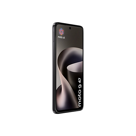 Schwarzes Moto G 47 Smartphone in perspektivischer Ansicht vor weißem Hintergrund mit Moto AI Logo.