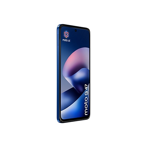 Blaues Motorola Moto G 47 Smartphone in perspektivischer Ansicht vor weißem Hintergrund.