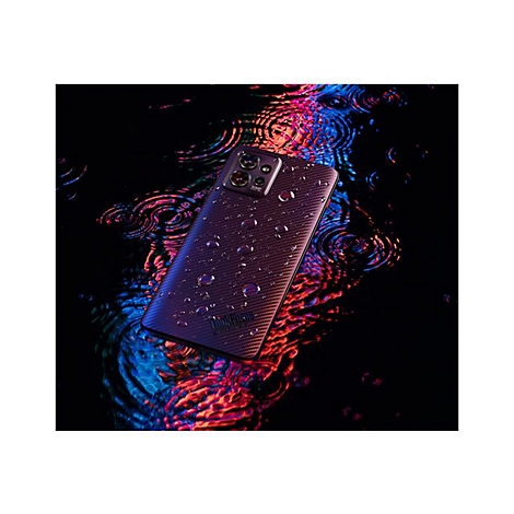 Dunkelviolettes Smartphone mit Wassertropfen. Es liegt auf einer OberflÃ¤che, die Wasserwellen imitiert. Die Farben rot und blau scheinen im Hintergrund durch.