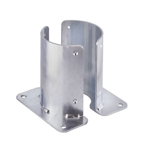 Ein silberner Pfostenhalter aus Metall mit offener U-Form auf einer rechteckigen Bodenplatte.