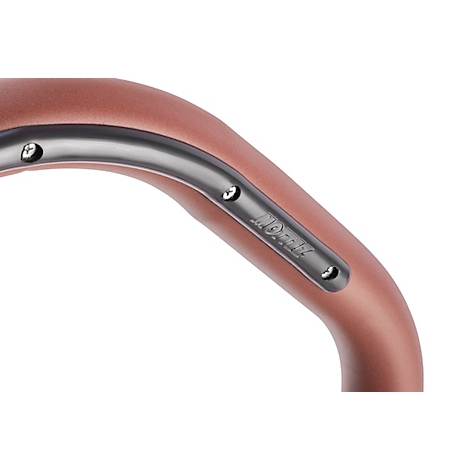 Close-up van een gebogen, bruin metalen deel met donkere plaat en belettering.