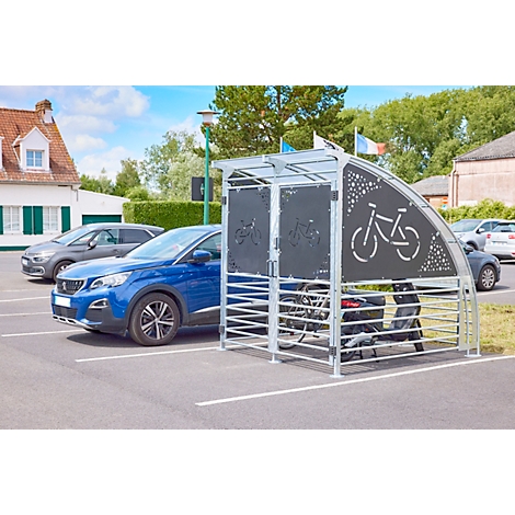 Fietsenrek met een fiets symbool erop getekend op een parkeerplaats, blauwe auto's staan ernaast.