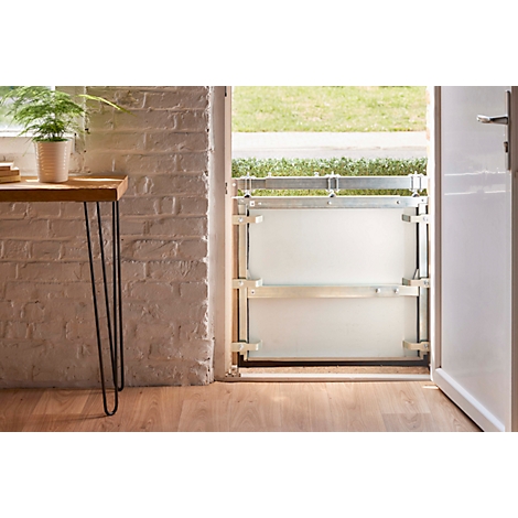 Een deur met waterkering in een kamer. Rechts is een open deur met een waterkeringssysteem.