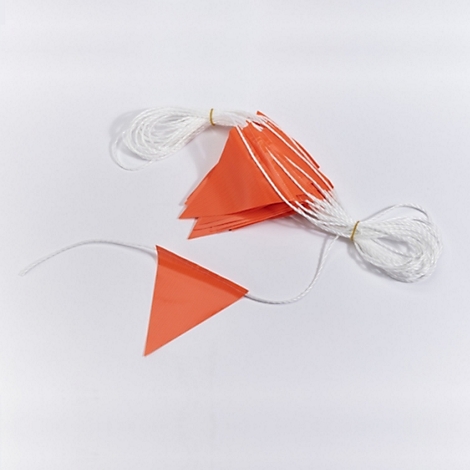 Orange Wimpelkette, auf weißem Untergrund.