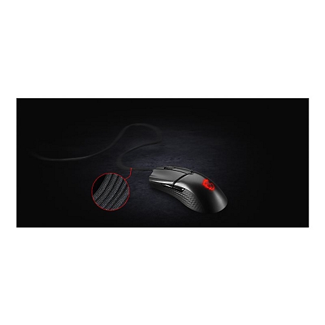 Schwarze Gaming-Maus mit roter Beleuchtung und Textilkabel. Die Maus liegt auf einer strukturierten dunklen OberflÃ¤che. Detail der Kabelstruktur.