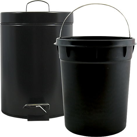 Deux poubelles noires, une poubelle ronde avec couvercle et pédale, une autre poubelle avec poignée.