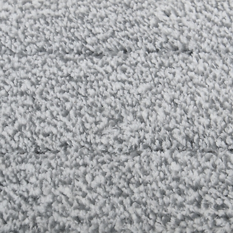 Nahaufnahme eines flauschigen, hellgrauen Stoffes mit horizontalen Rillen.