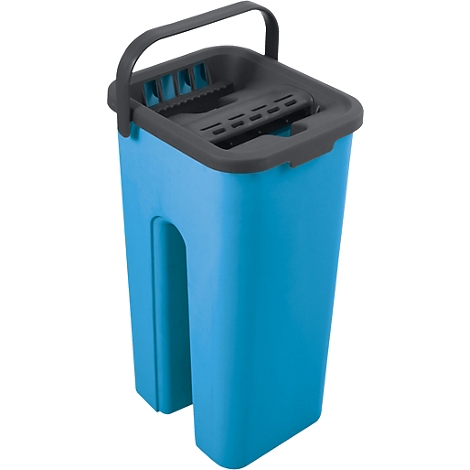 Blauer Eimer mit grauem Deckel und Griff. Oben ist ein Einsatz zum Auswringen des Wischmops zu sehen.