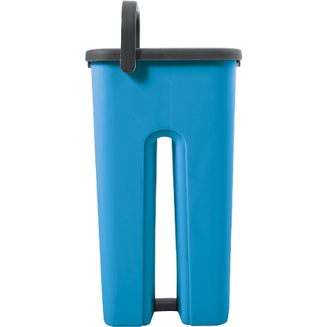 Blauer Eimer mit grauem Henkel und Deckel, der für die Reinigung verwendet wird.