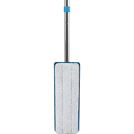 Ein Mopp, mit rechteckigem Wischaufsatz, blau umrandet, mit silbernem Stiel und blauem Ring.