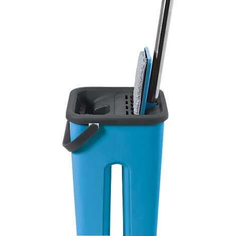 Blauer Eimer mit grauem Deckel, darin ein Wischmopp. Die Stange und der Wischmopp sind teilweise sichtbar.