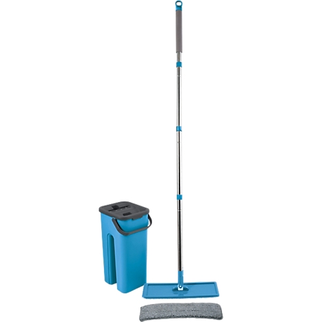 Ein blauer Wischmopp- und Eimer-Set, bereit zur Reinigung. Der Moppstiel ist ausziehbar.