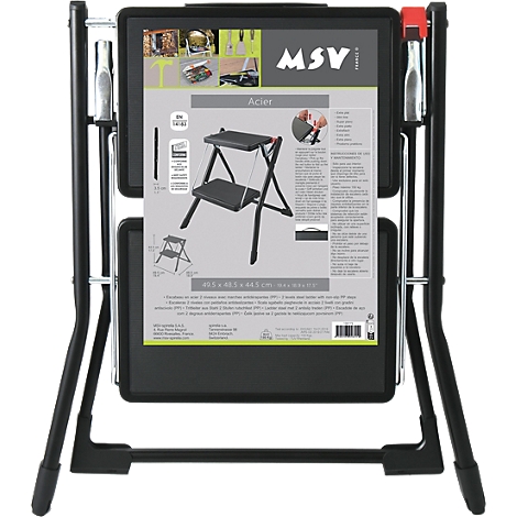 Escabeau noir pliable avec accent rouge. Au dos se trouve une fiche technique du produit.