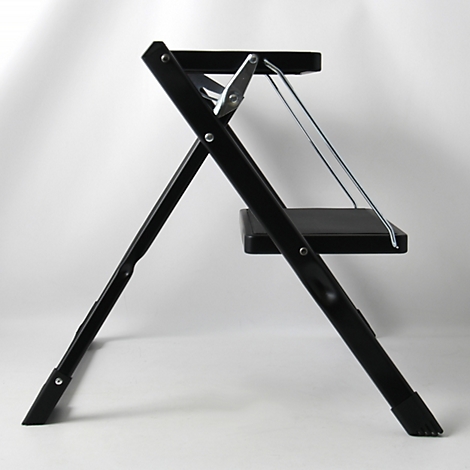 Escabeau noir à deux marches, supports métalliques et fond blanc.