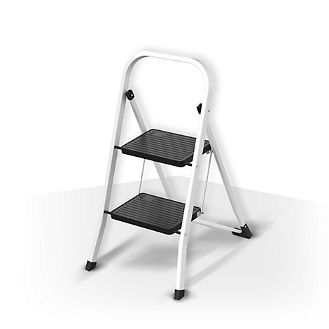 Escabeau pliant avec deux marches noires et un cadre blanc, sur fond blanc.
