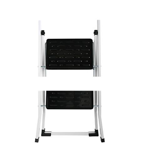 Gros plan d'une marche noire d'un escabeau. Marches et cadre en aluminium.