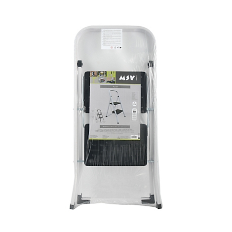 Un escabeau plié, enveloppé dans du film transparent, sur fond blanc.