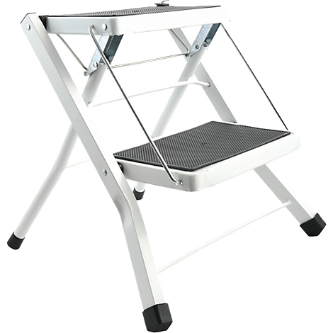 Un tabouret pliant blanc avec deux marches noires et des pieds en caoutchouc.