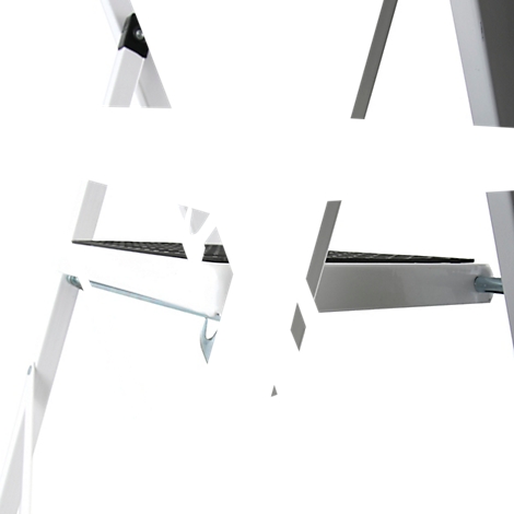 Gros plan d'une échelle blanche avec une marche noire. Des parties du cadre métallique et de la bande de roulement sont dans l'image.