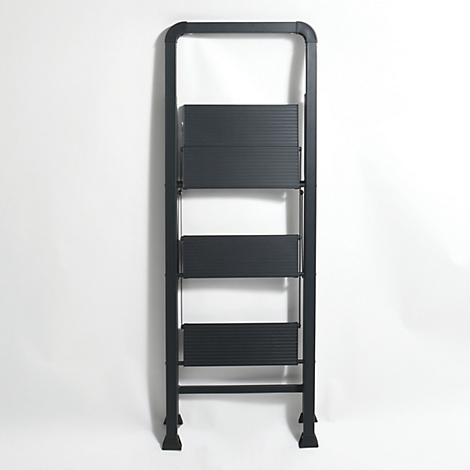 Escabeau gris, sur fond blanc. Quatre marches, avec une poignée en haut.