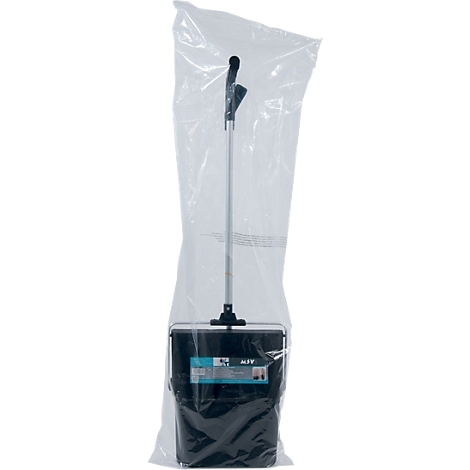 Schaufel mit Stiel in Plastikverpackung. Schwarzer Behälter, silberner Stiel, schwarzer Griff.