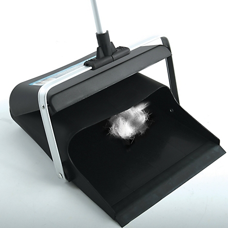 Pelle à poussière noire avec manche, contenant une boule de laine blanche.