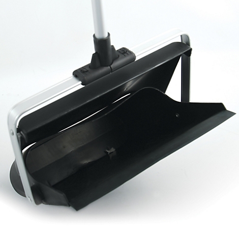 Pelle avec manche, noire et argentée, légèrement inclinée vue d'en haut.