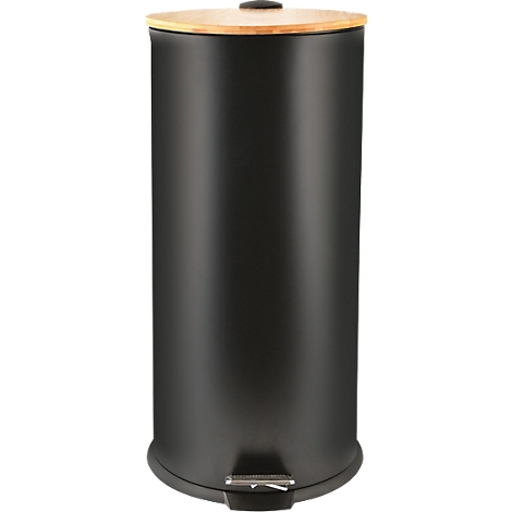 Poubelle noire avec un couvercle rond en bois et une pédale. La poubelle est posée sur un fond blanc.