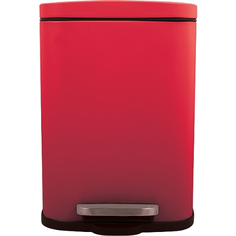 Poubelle rouge avec couvercle et pédale. Le couvercle est légèrement arrondi et possède un bord noir. Sur fond blanc.