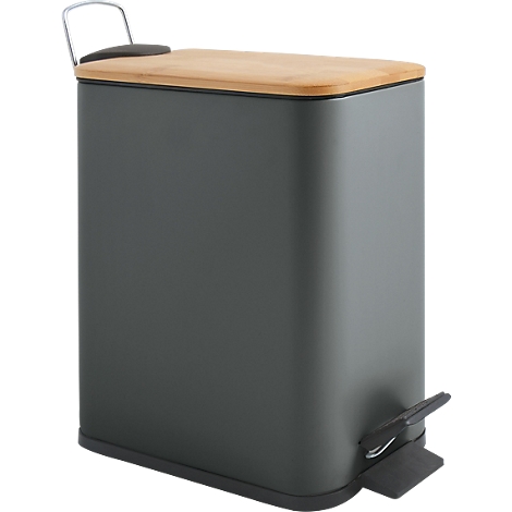 Poubelle grise avec couvercle en bambou, poignée et pédale. Le design est minimaliste et moderne.