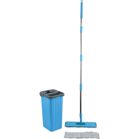 Serpillère bleue avec seau et chiffon. La serpillère a un manche extensible. À côté, un seau bleu avec un couvercle gris et un chiffon gris.
