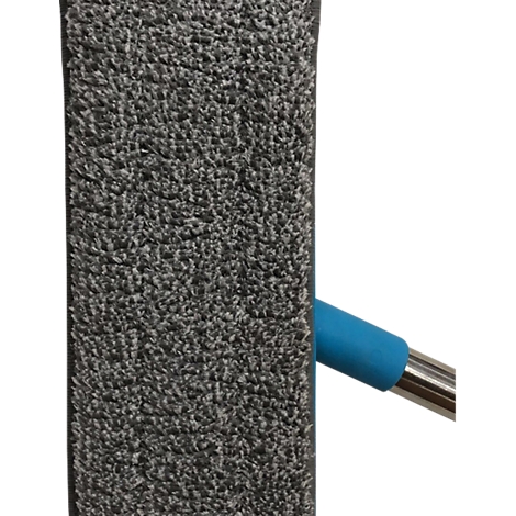 Vue détaillée d'une serpillère grise avec une poignée bleue. La serpillère a une texture rugueuse, la poignée est en métal.