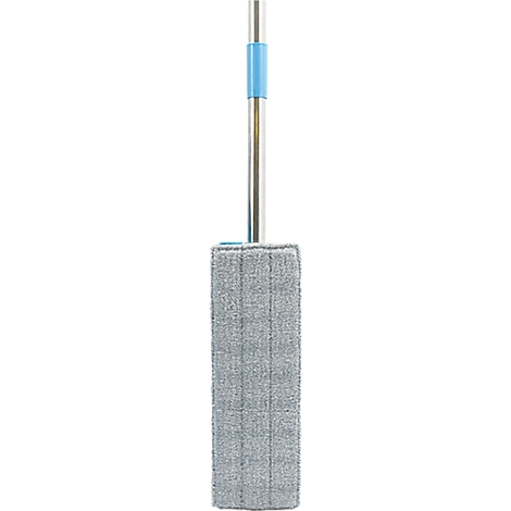 Une vadrouille grise, disposée verticalement. Le manche est de couleur argentée, avec un élément bleu en haut et à la transition vers le balai. Le balai est rectangulaire et gris.