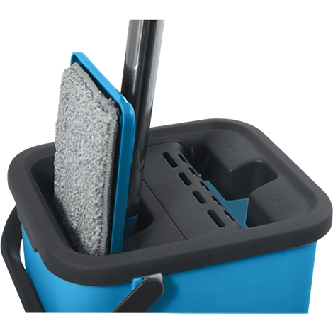 Gros plan d'un seau bleu avec un bord noir. Une serpillère grise se trouve dans le support.