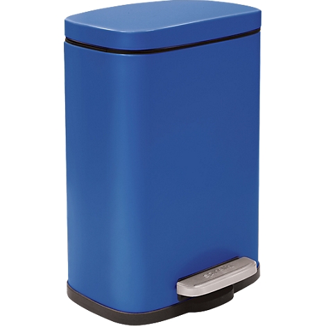 Blau lackierter Mülleimer mit Deckel und Fusspedal, vor neutralem Hintergrund.