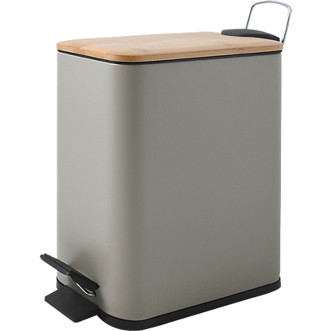 Grauer Abfalleimer mit Holzdeckel. Schwarzer Fusstritt zum Öffnen, silberner Henkel.