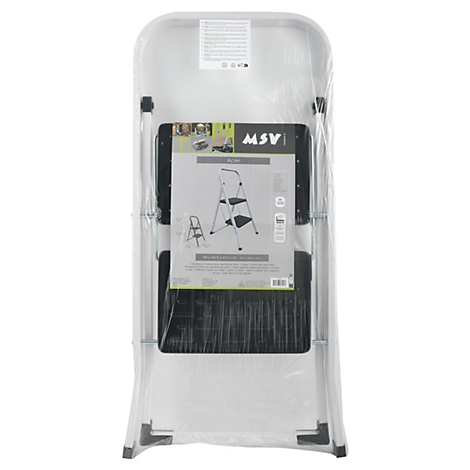 Eine Trittleiter in Folie verpackt, Rückansicht. Schwarze Trittflächen, silberfarbenes Gestell, Aufkleber mit Produktinformationen.