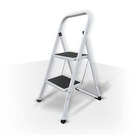Weisse Trittleiter mit zwei schwarzen Stufen auf weissem Hintergrund.